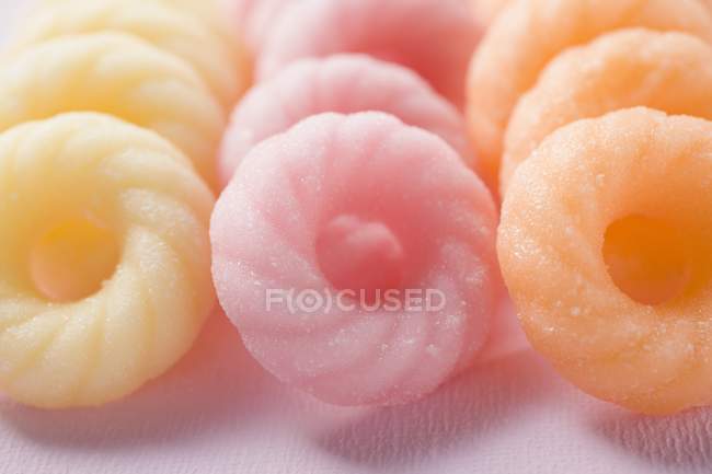 Vista de primer plano de los anillos de azúcar en filas - foto de stock