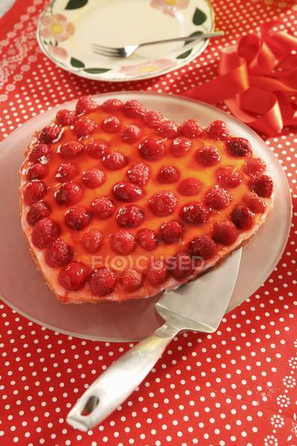 Closeup view of heart-shaped raspberry flan — Stock Photo