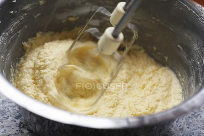 Крупный план сливочного масла с яйцом в миске для смешивания — стоковое фото
