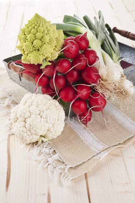 Couve-flor com rabanetes e cebolinha — Fotografia de Stock