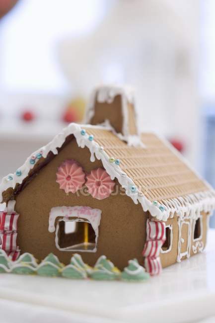 Decorated gingerbread house — Stock Photo