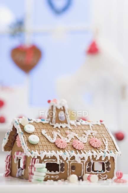 Decorated gingerbread house — Stock Photo