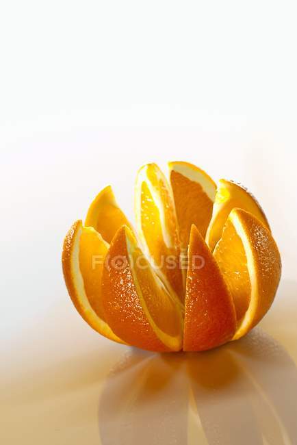 Апельсин нарізаний на частини — стокове фото