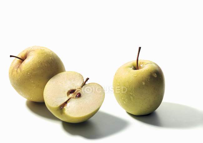Два целых зеленых яблока — стоковое фото