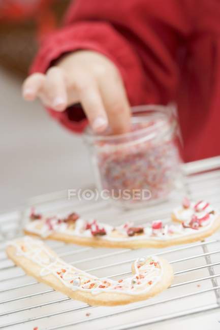 Biscuits with sprinkles on rack — Stock Photo