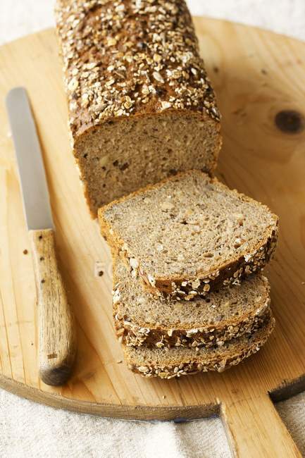 Цельнозерновой хлеб, нарезанный — стоковое фото
