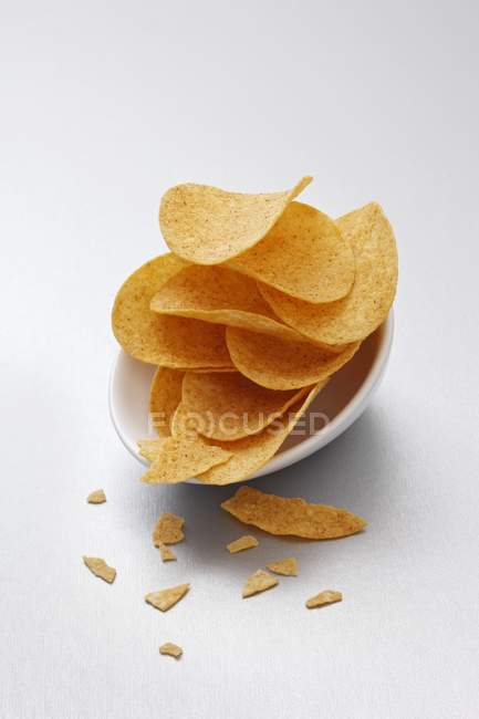 Potato crisps in bowl — Stock Photo