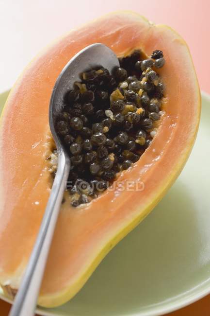 Mezza papaia con cucchiaio — Foto stock