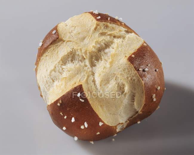 Petit pain de bretzel frais cuit au four — Photo de stock