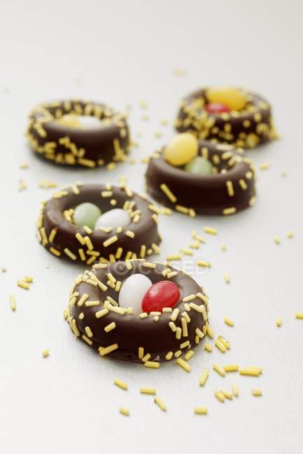 Vista de primer plano de nidos de chocolate con caramelos - foto de stock