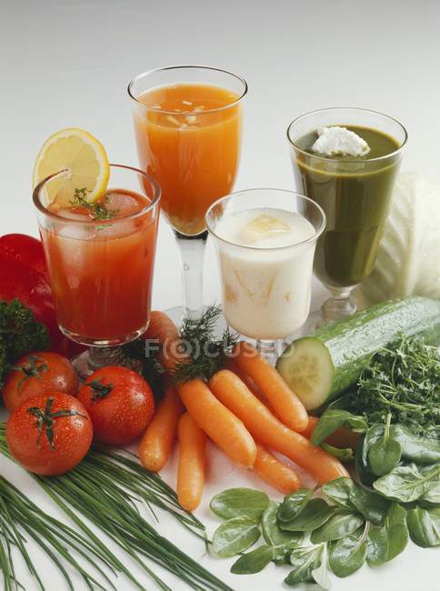 Vegetable juices and vegetables — Stock Photo
