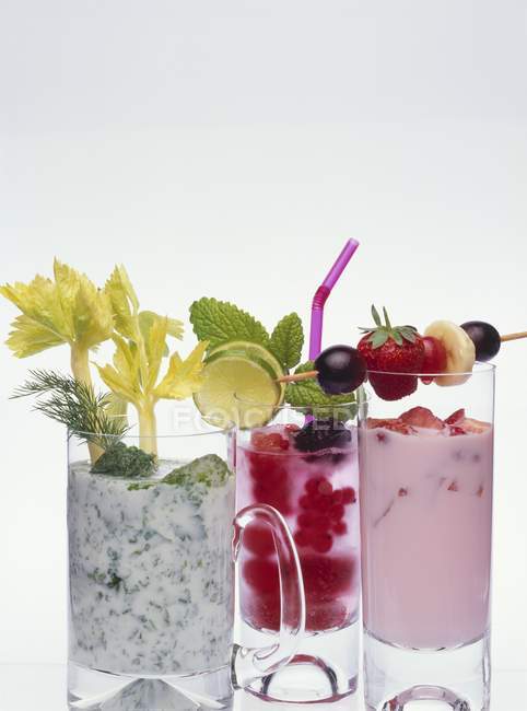 Vasos de bebidas saludables - foto de stock