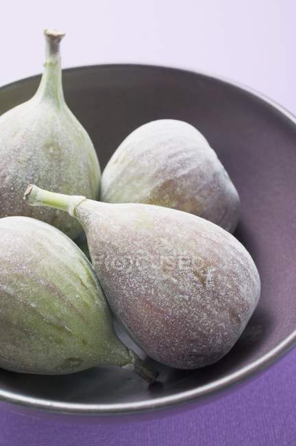 Fresh figs in bowl — Stock Photo