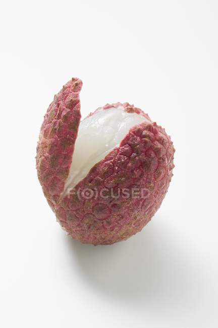 Lychee frais partiellement pelé — Photo de stock