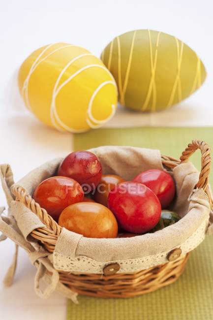 Huevos coloridos de Pascua - foto de stock