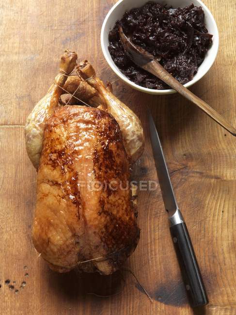 Roasted chicken with red cabbage — Stock Photo