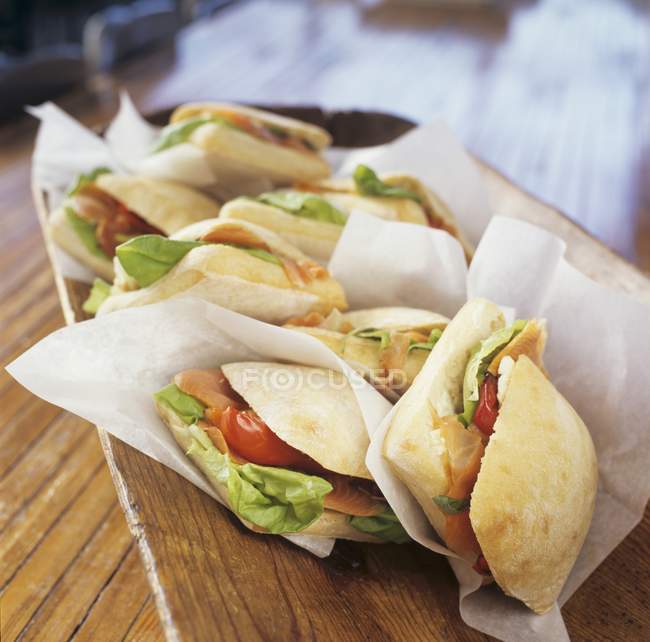 Sandwiches de salmón, queso de cabra y tomate - foto de stock