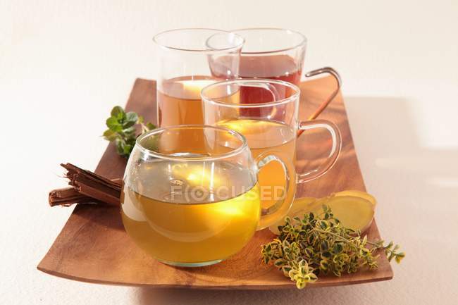 Chás de ervas em xícaras de chá — Fotografia de Stock