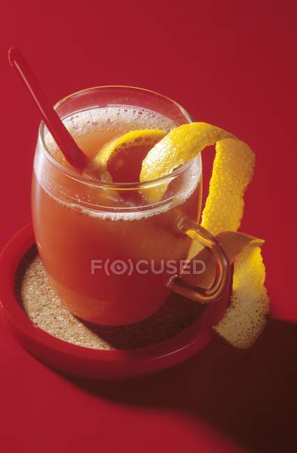 Punch naranja adornado con cáscara de naranja - foto de stock