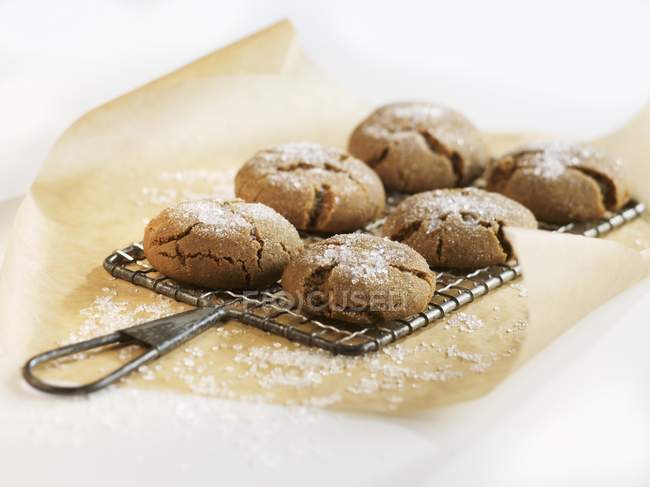 Melasse-Kekse auf Kühlregal — Stockfoto