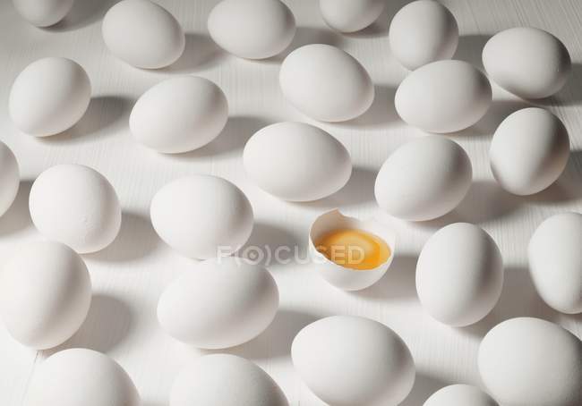 Белые яйца на белом фоне — стоковое фото