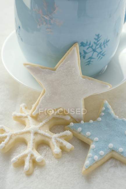Tasse avec des flocons de neige décoratifs — Photo de stock