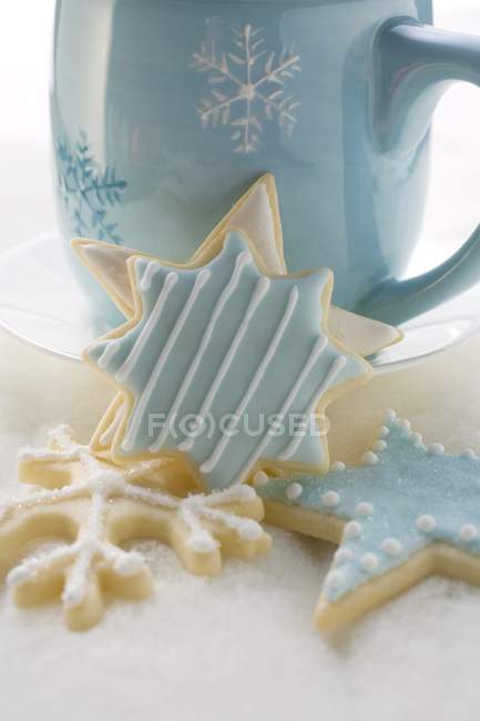 Кубок с декоративными снежинками — стоковое фото