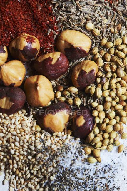 Vista de primer plano de los ingredientes de la mezcla de especias Dukkah - foto de stock