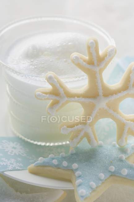 Стакан молочной пены на белом — стоковое фото