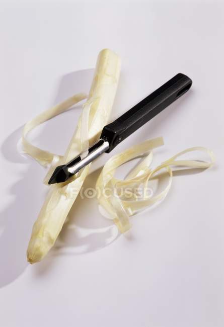 White asparagus with vegetable peeler — Stock Photo