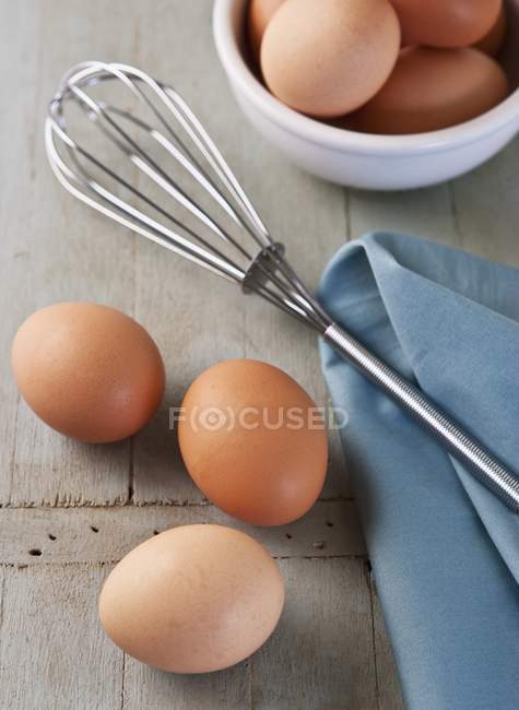 Huevos marrones en superficie - foto de stock