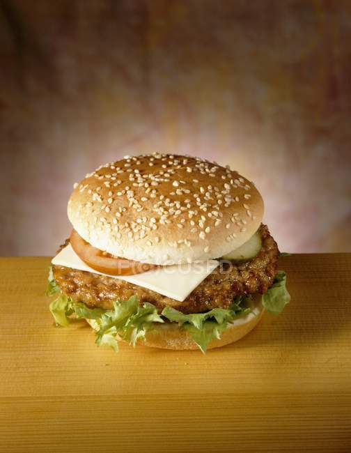 Cheeseburger clássico com salada — Fotografia de Stock