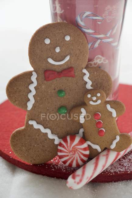 Gingerbread men and sweets — Stock Photo