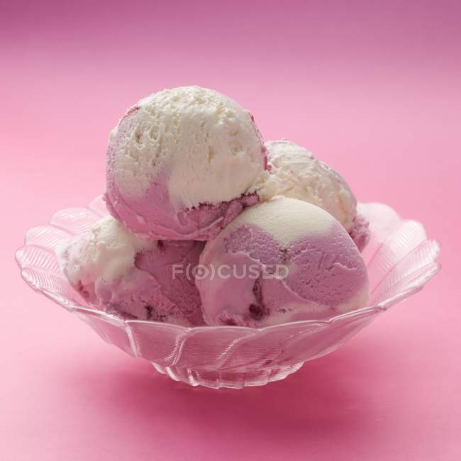 Малиновое и ванильное мороженое — стоковое фото