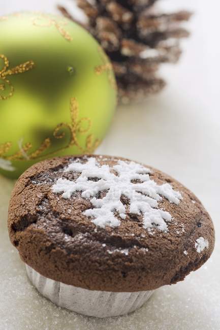 Шоколадный кекс, украшенный на Рождество — стоковое фото
