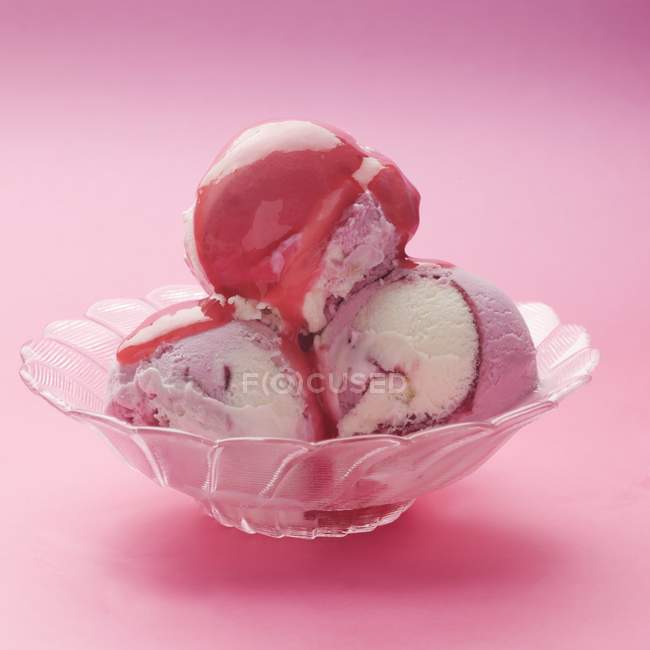 Raspberry and vanilla ice cream — Stock Photo