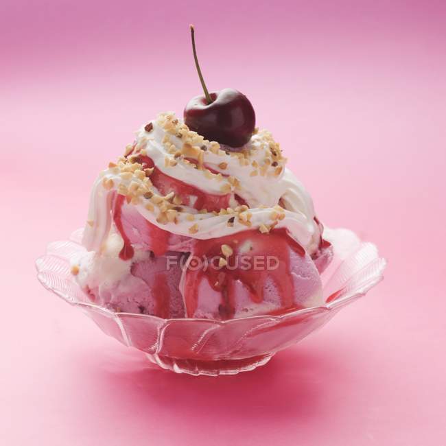 Малина і ванільне морозиво з вершками — стокове фото