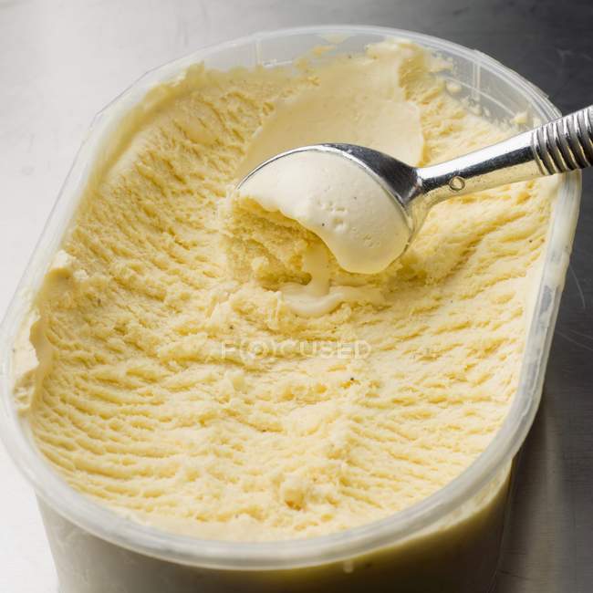Gelato alla vaniglia in un contenitore di plastica — Foto stock
