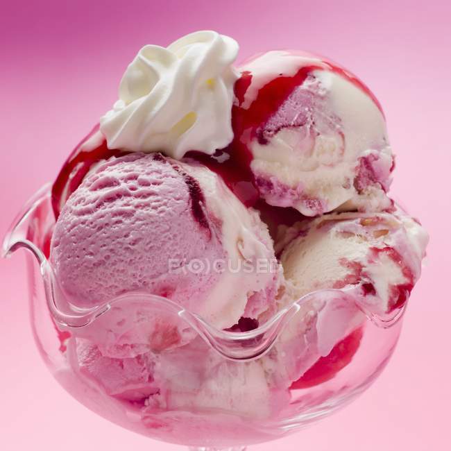 Малиновое и ванильное мороженое — стоковое фото