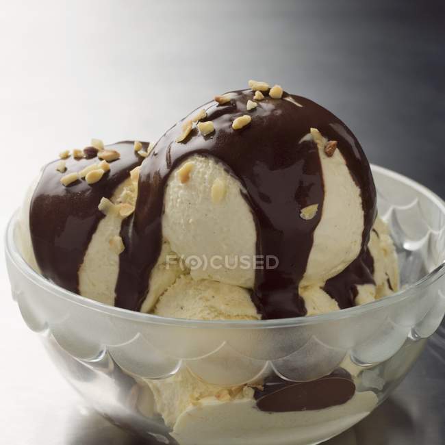 Ванильное мороженое с шоколадным соусом — стоковое фото
