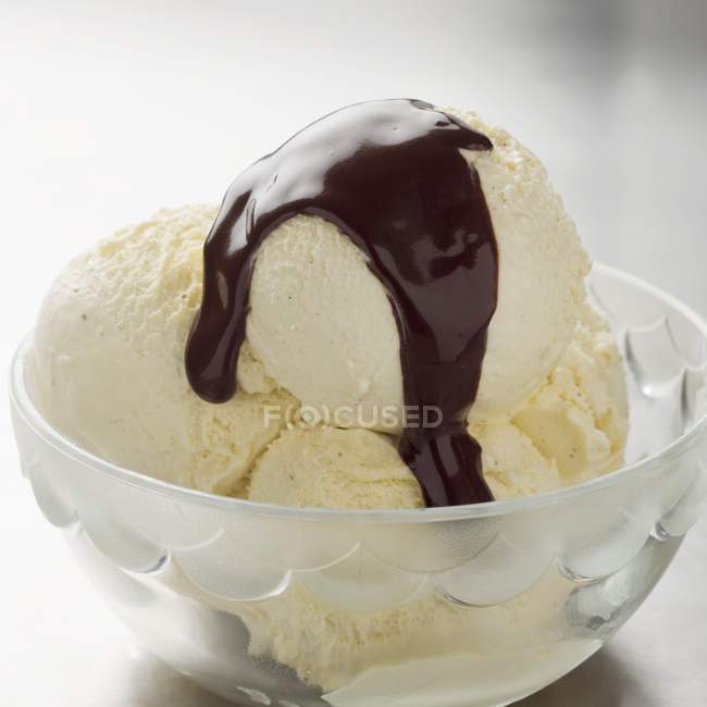 Vanilleeis mit Schokoladensauce — Stockfoto