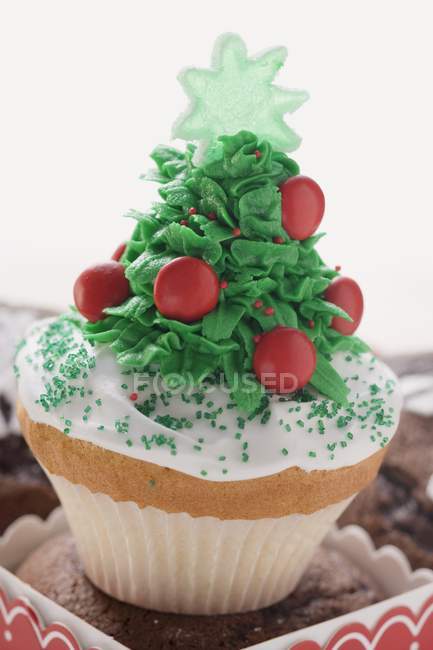 Weihnachtskuchen auf Schokoladenmuffins — Stockfoto