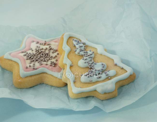 Biscoitos sobre papel azul — Fotografia de Stock