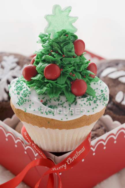 Weihnachtskuchen auf Schokoladenmuffins — Stockfoto
