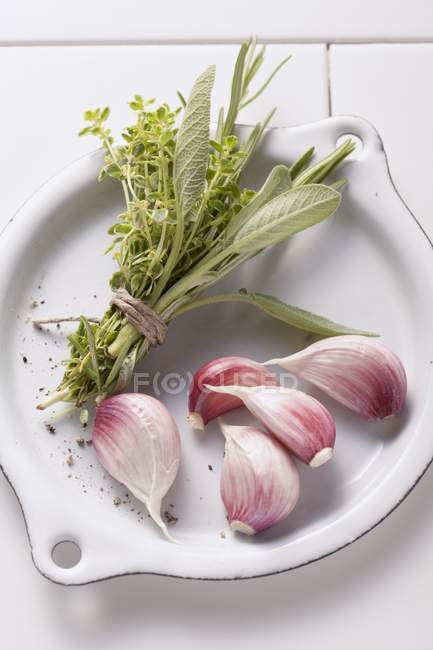 Bouquet garni and garlic cloves — Stock Photo