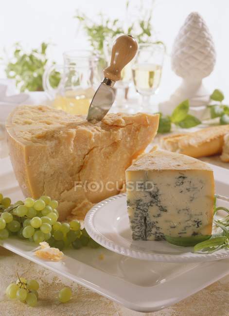 Parmesan avec couteau à fromage — Photo de stock