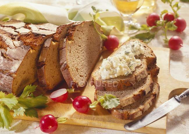 Фермерский хлеб с травой — стоковое фото