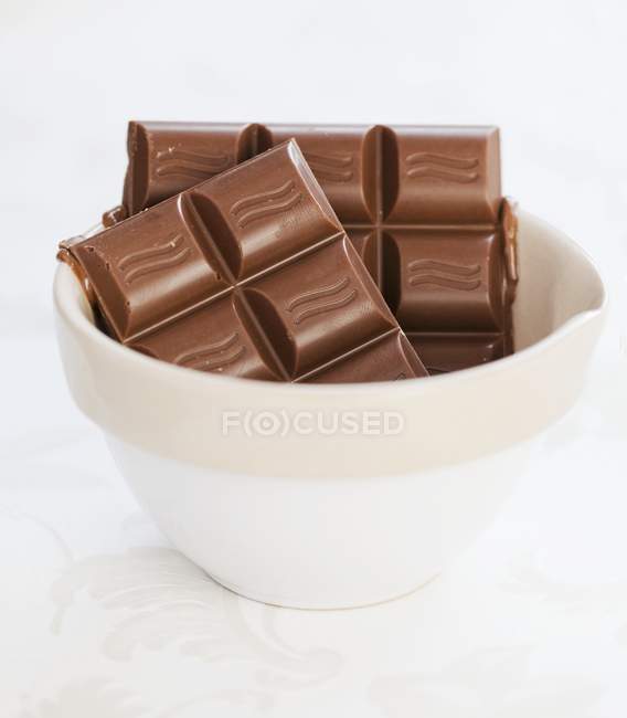 Шоколад у білій мисці — стокове фото