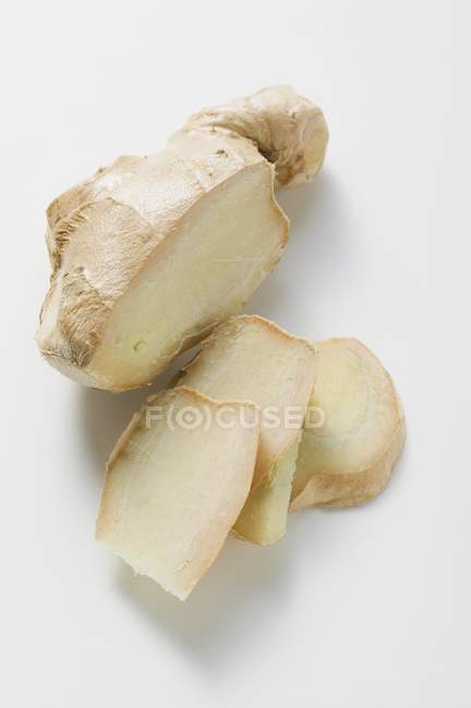 Racine de gingembre partiellement tranchée — Photo de stock
