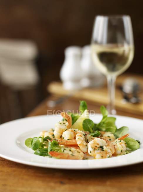 Gamberi all'aglio con lattuga di agnello — Foto stock